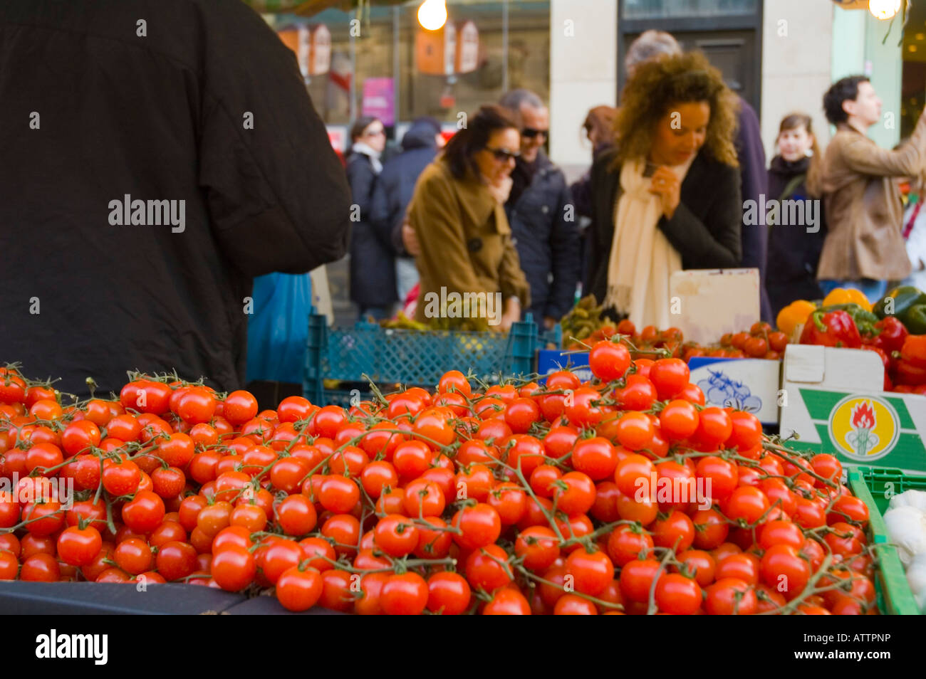 Market stall cherry tomatoes hi-res stock photography and images - Alamy