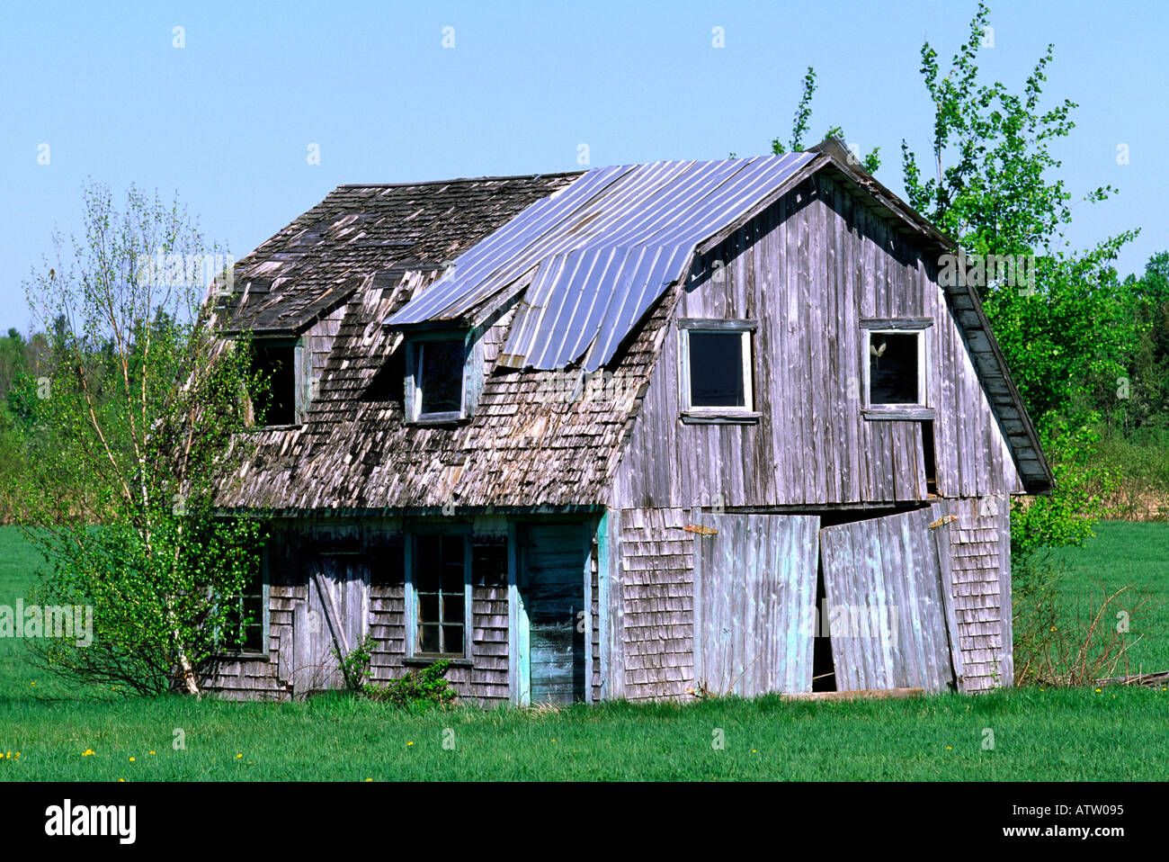 Sagging barn roof hires stock photography and images Alamy