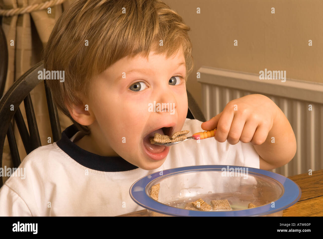 when can baby use spoon