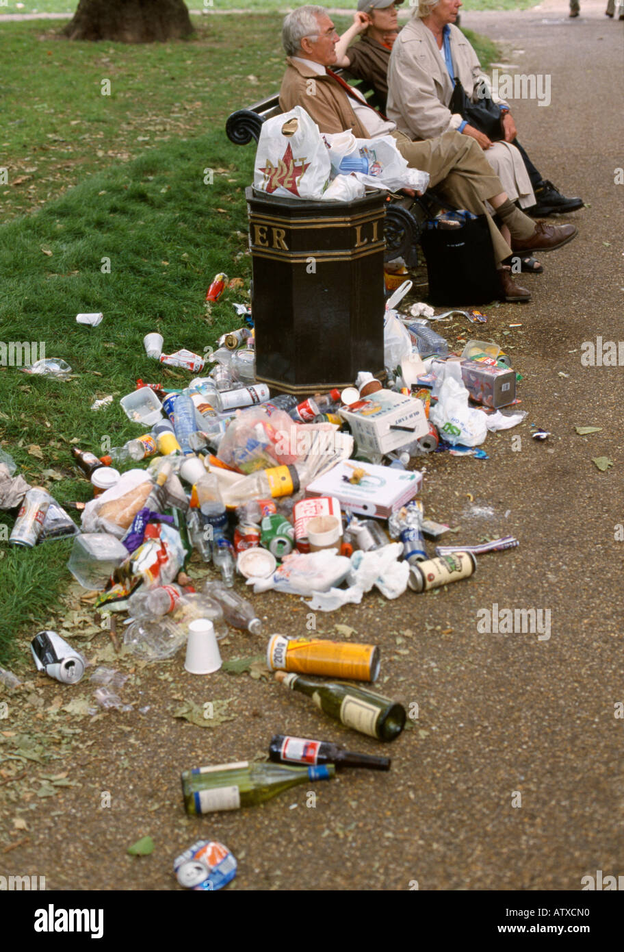 a rubbish bin overflows with garbage in Green Park, London Stock Photo