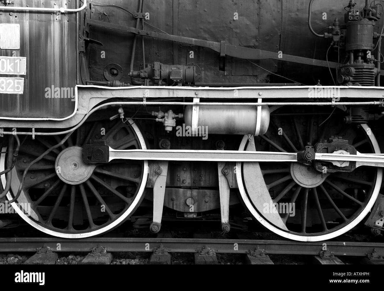 Steam engine steel wheels and propulsion mechanism Stock Photo - Alamy