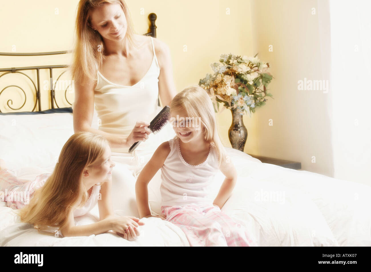 Дочери страпонят. Мама причесывает дочь. Мама и дочь с косичкой фото. Фото мама и Дочки расчесывают волосы друг другу. Мама заплетает дочке косу фотосессия.