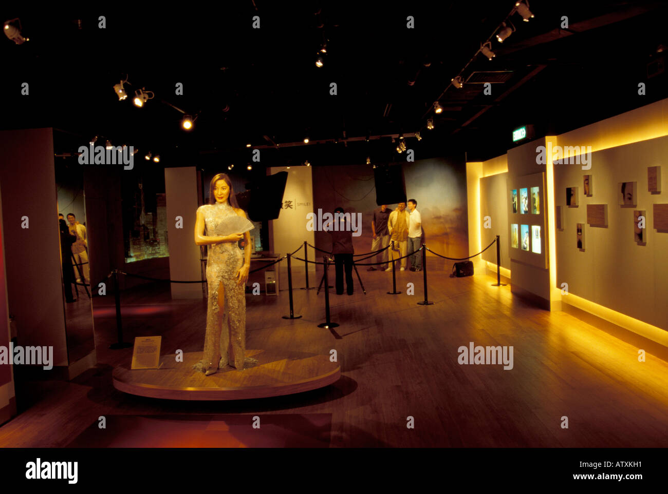 Michelle Yeoh Statue Madame Tussaud S Wax Museum Victoria Peak Hong michelle-yeoh-statue-madame-tussaud-s-wax-museum-victoria-peak-hong