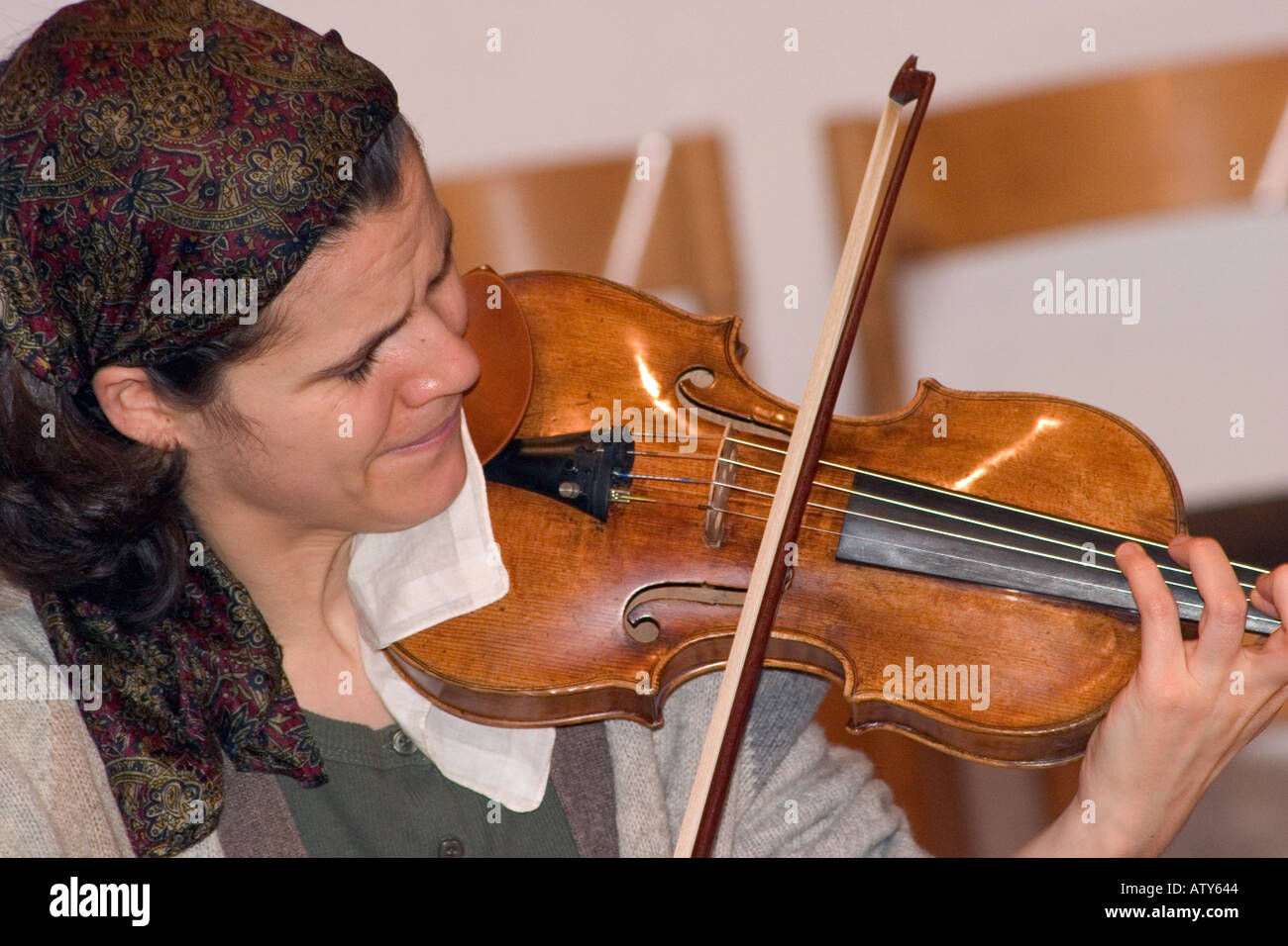 musician playing violin Stock Photo - Alamy