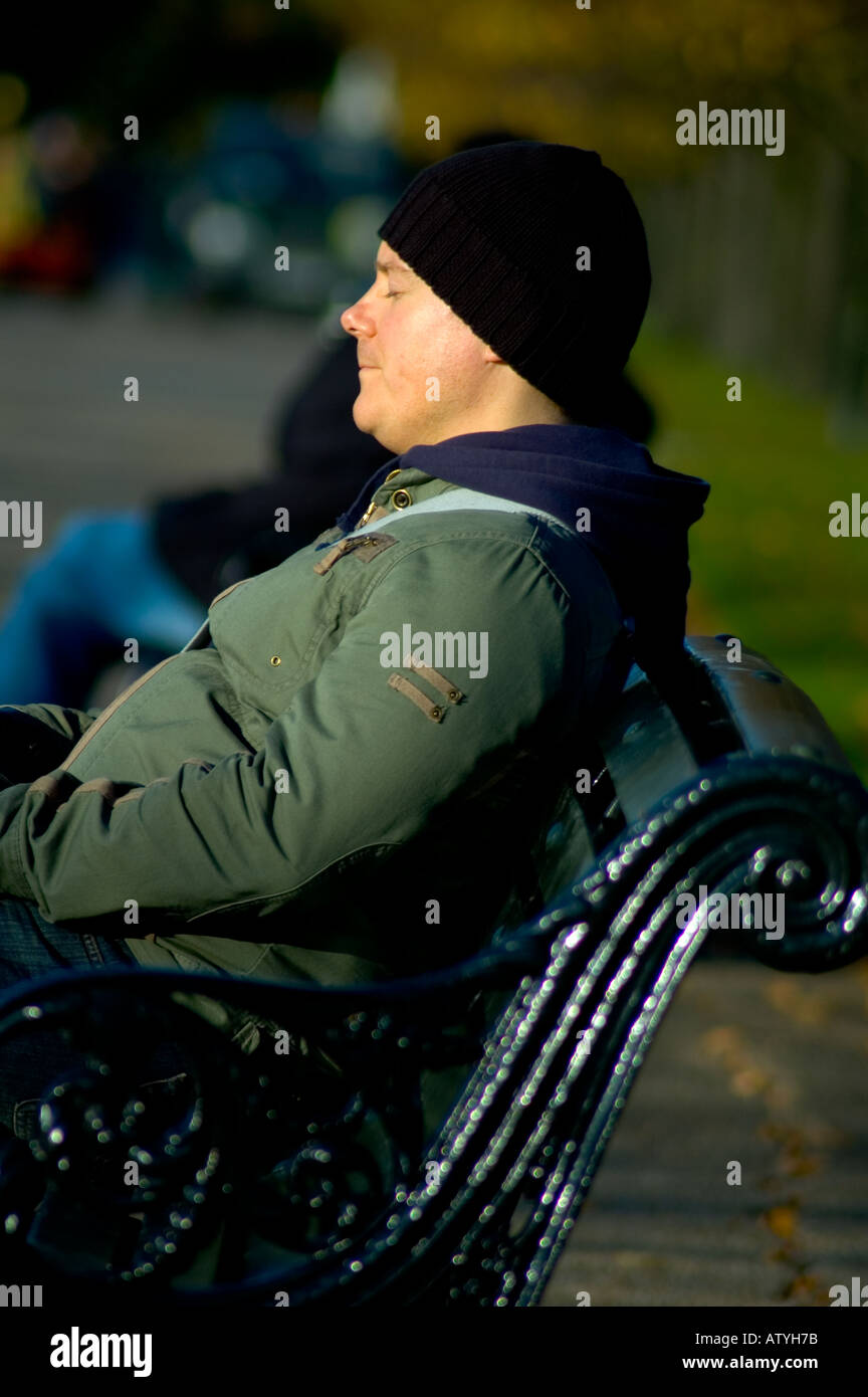 Man uk park bench lonely hi-res stock photography and images - Alamy