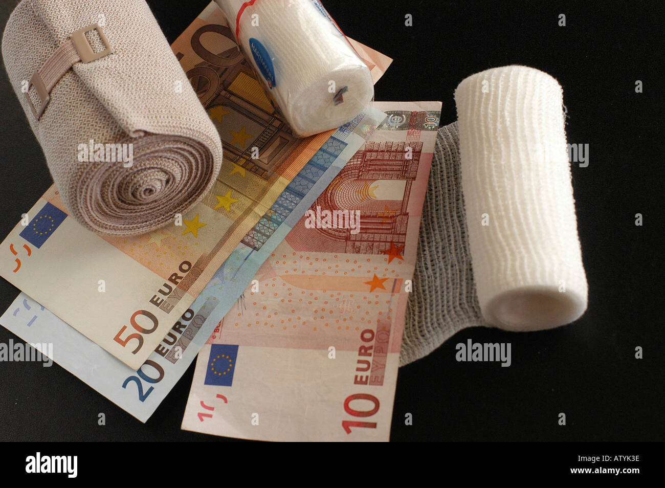 Verband Verbaende Geldscheine Euro Praxisgebuehr Kostenexplosion Gesundheit Krankheit gesund krank Krankenversicherung Stock Photo