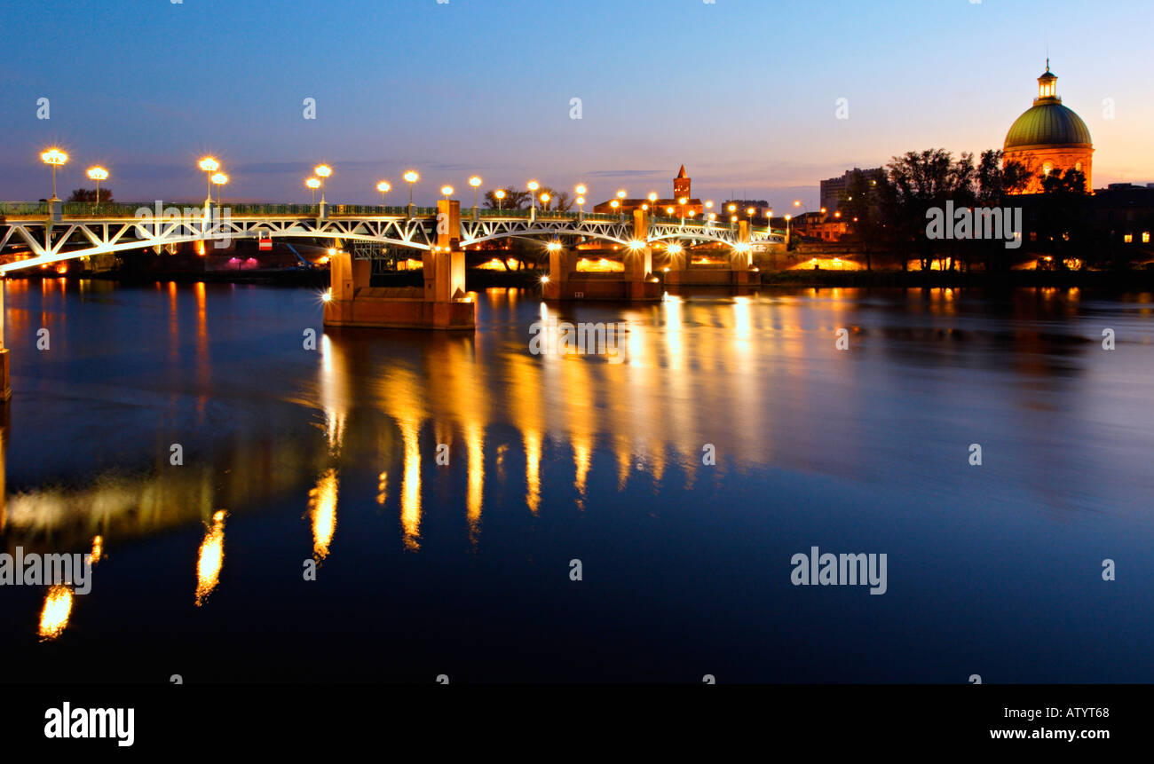Saint Pierre's bridge over the river Garonne at dusk, Toulouse, France. Stock Photo
