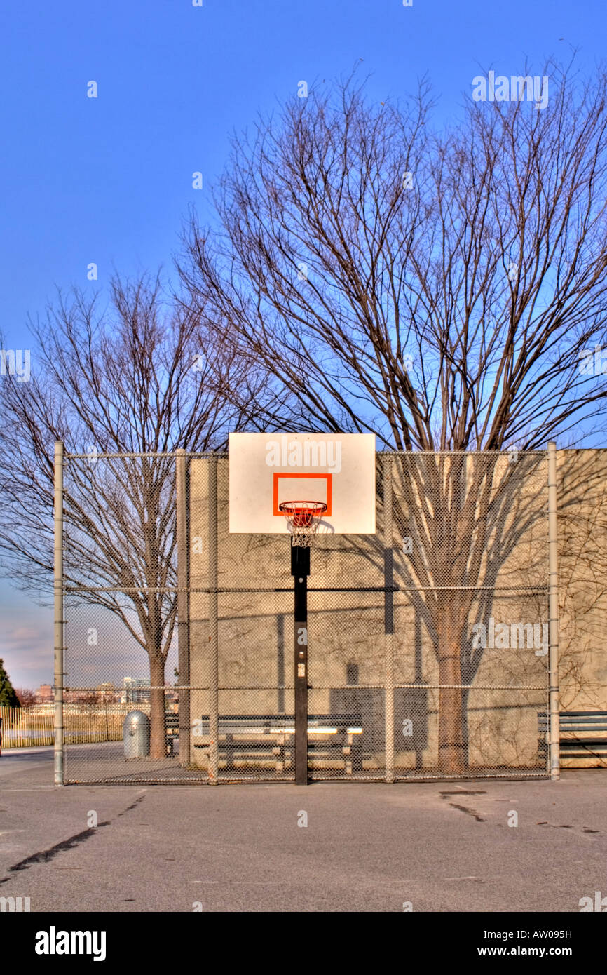 Campo De Basquete Perto De Um Playground Brooklyn Ny Usa Foto Editorial -  Imagem de blecaute, cidade: 251140546