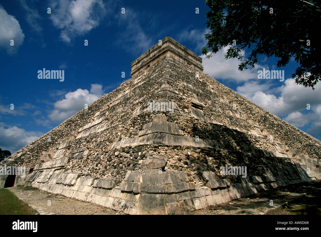 Chichen Itza kukulcan pyramid El Castillo the castle tourist attraction landmark Mexico mx Yucatan Stock Photo