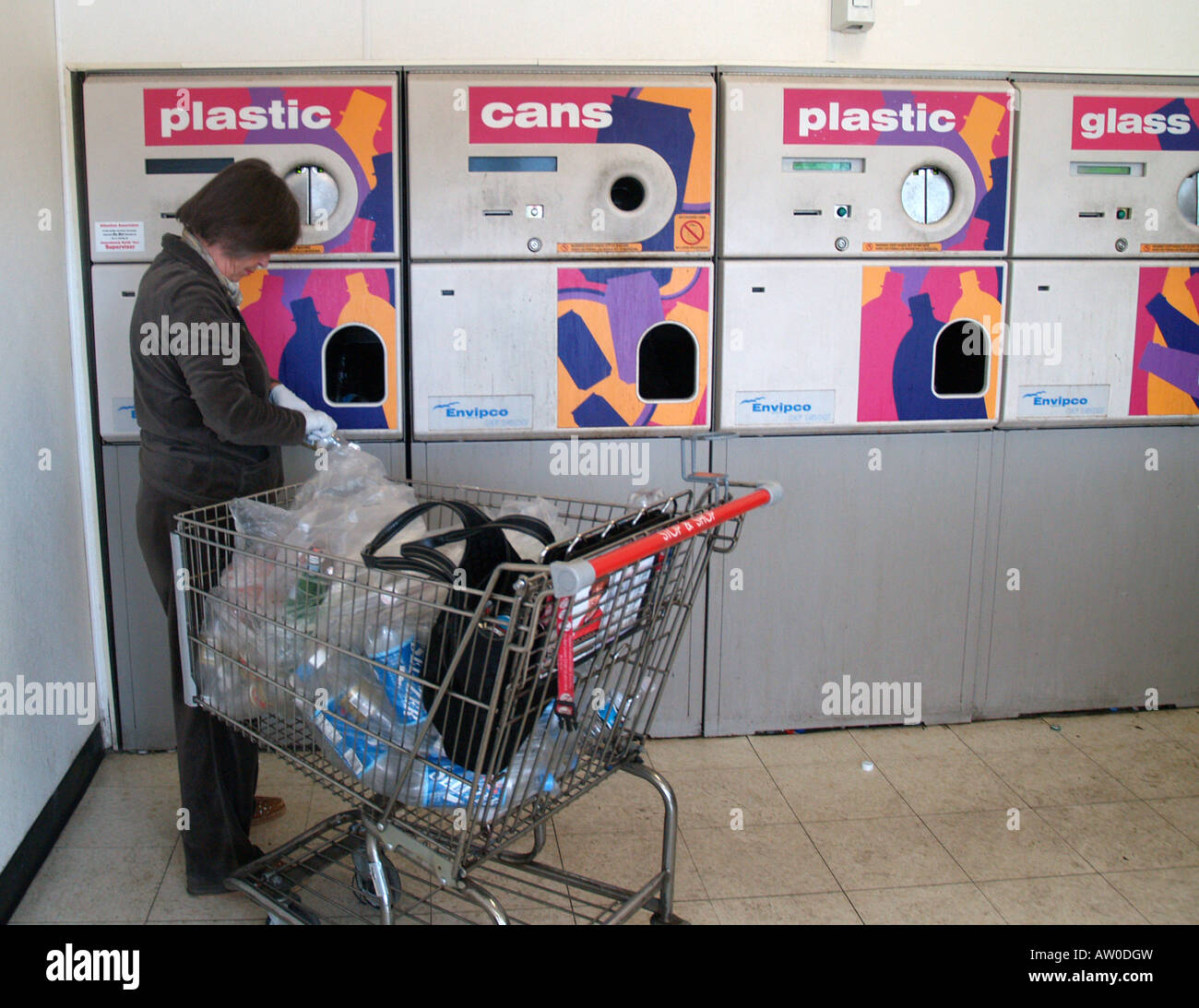 Bottle redemption machine hires stock photography and images Alamy