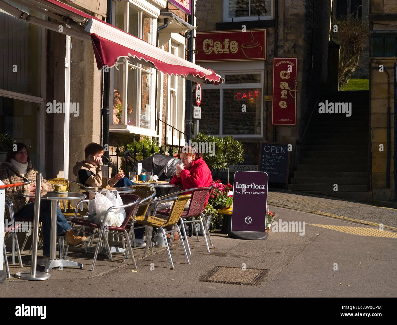 Café with outdoor tables at the top of Market Place Pickering North Yorkshire Stock Photo