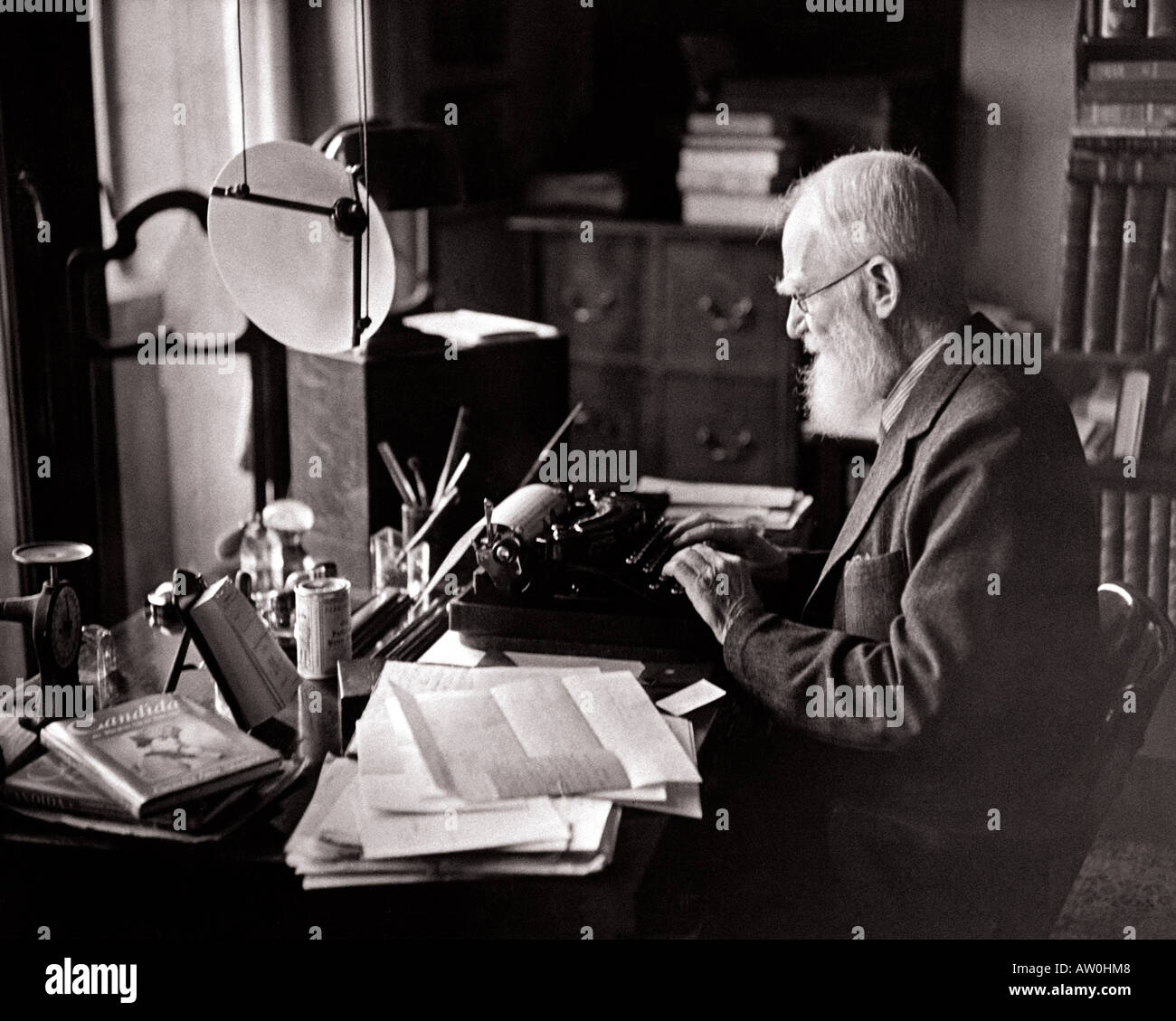 GEORGE BERNARD SHAW Irish dramatist and critic 1856 to 1950 at his Ayot St Lawrence home in 1946 Stock Photo