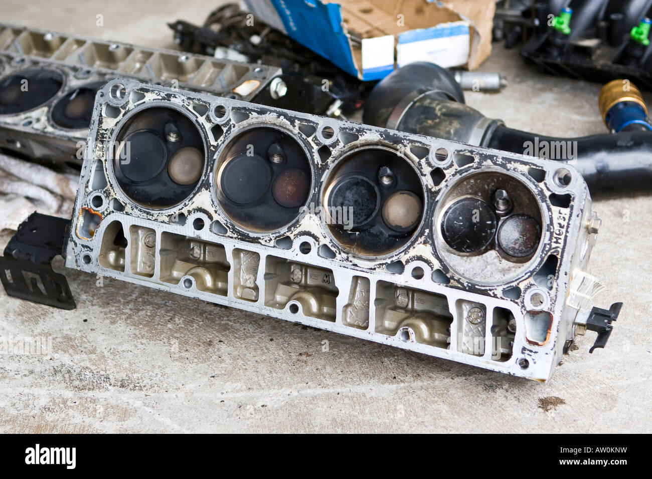 Cylinder head hires stock photography and images Alamy