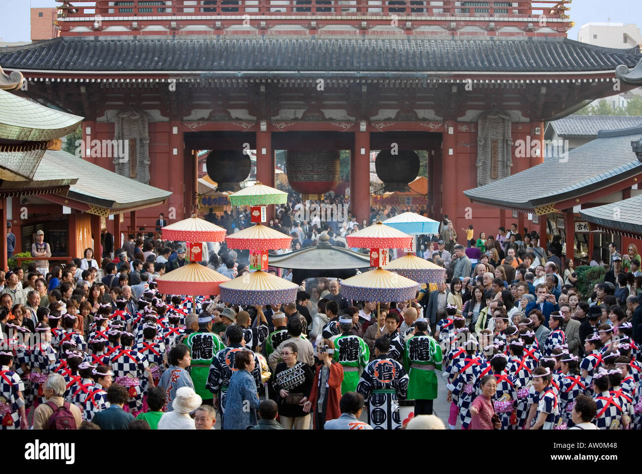 Packed senso ji temple hi-res stock photography and images - Alamy