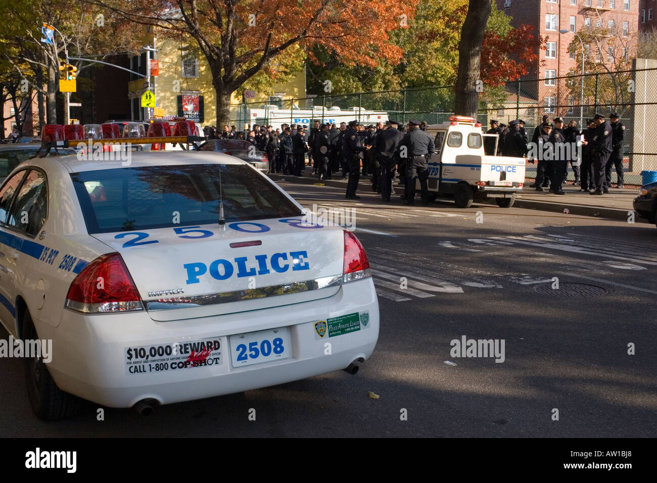 Officers of NYPD on duty at the 2006 Ing New York City Marathon in ...