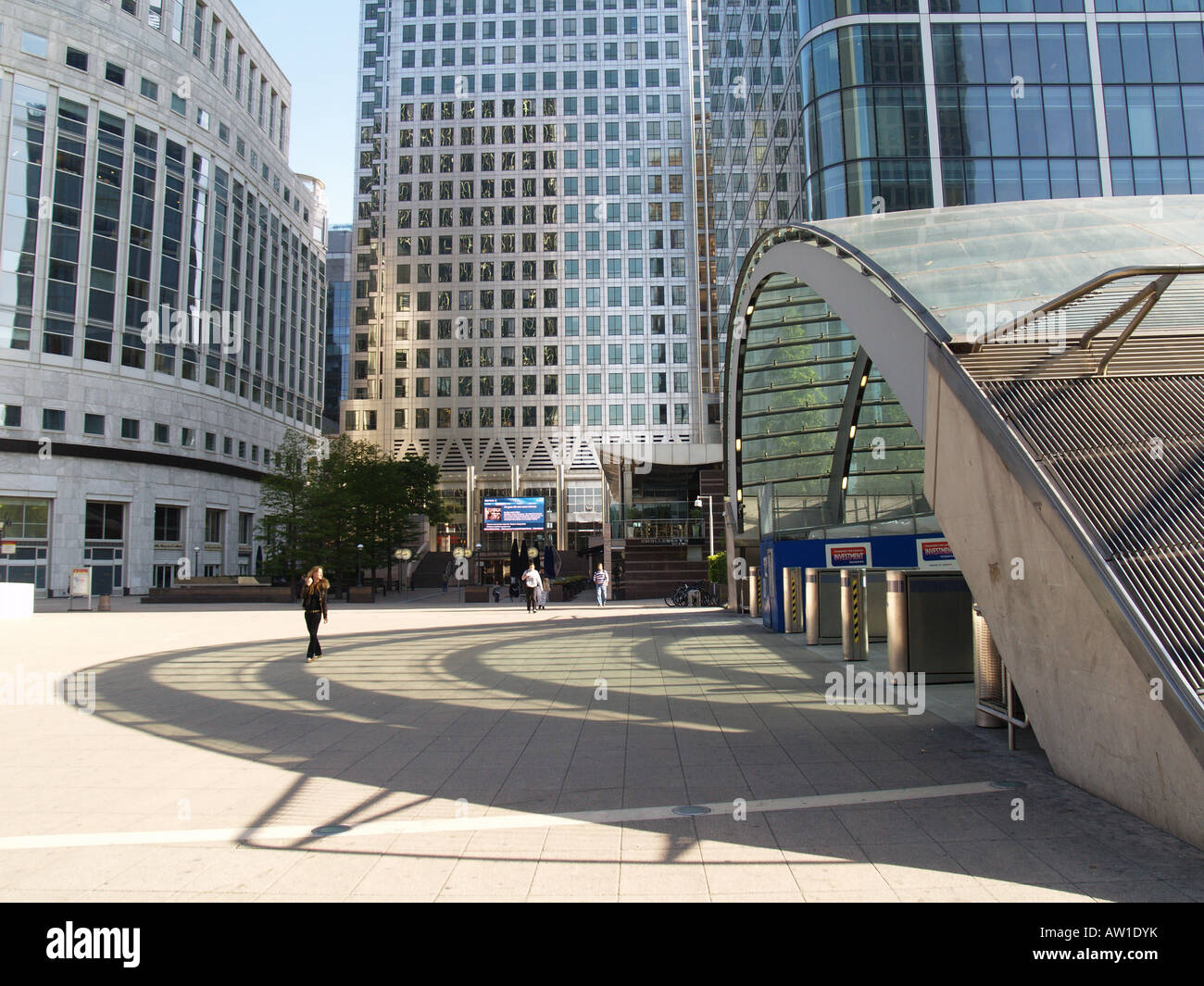 entrance canopy shadow pattern canary wharf dlr Stock Photo - Alamy