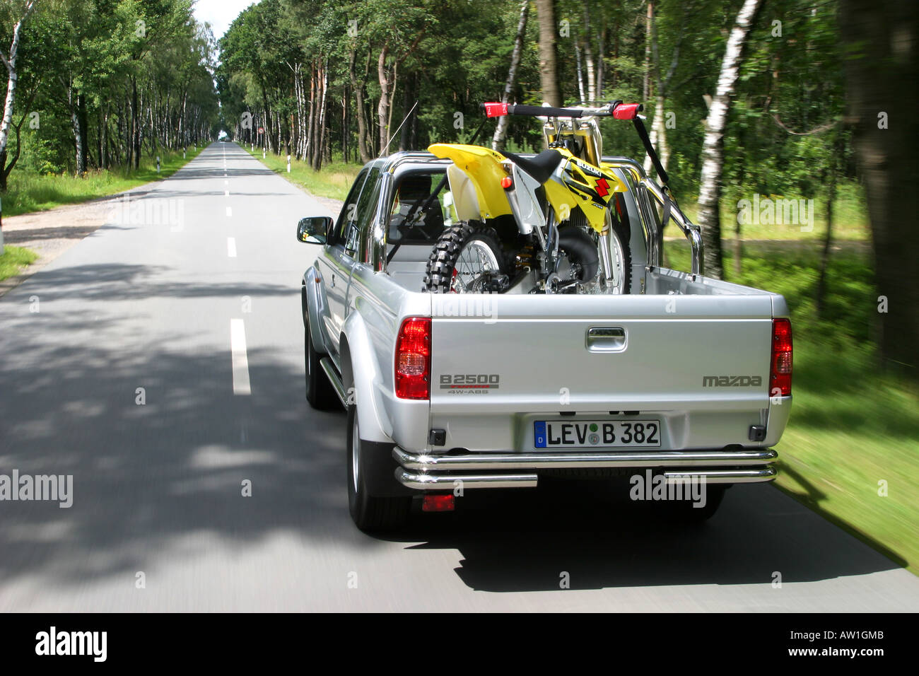 Pick-Up Mazda B2500 Turbo, motorcycle transport Stock Photo - Alamy