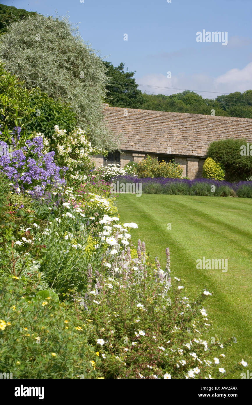 UK gardens. Colourful summer garden border Stock Photo Alamy