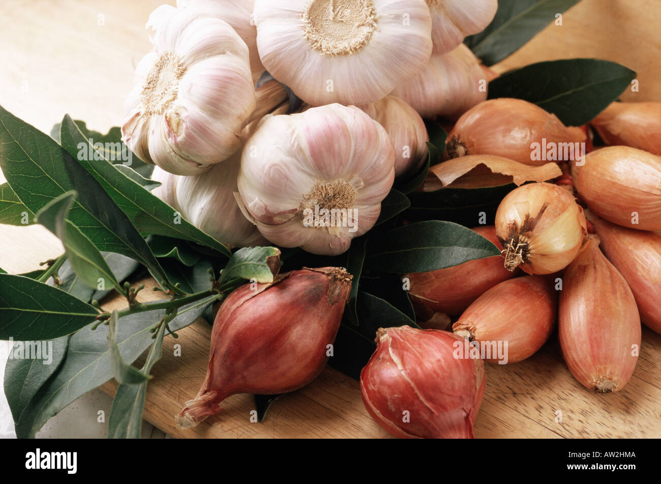 Garlic onions and bay leaves Stock Photo Alamy