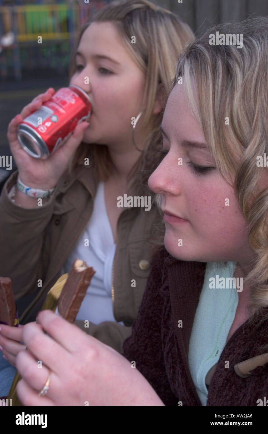 Teen girl friends group fashion hi-res stock photography and images - Alamy