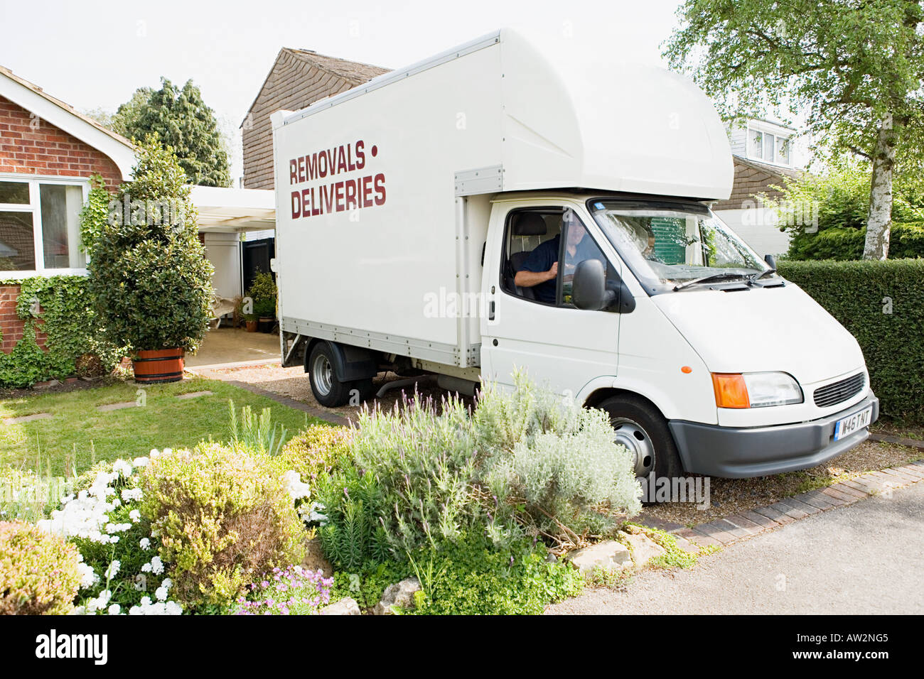 moving house van high resolution stock photography and images alamy moving house van high resolution stock photography and images alamy