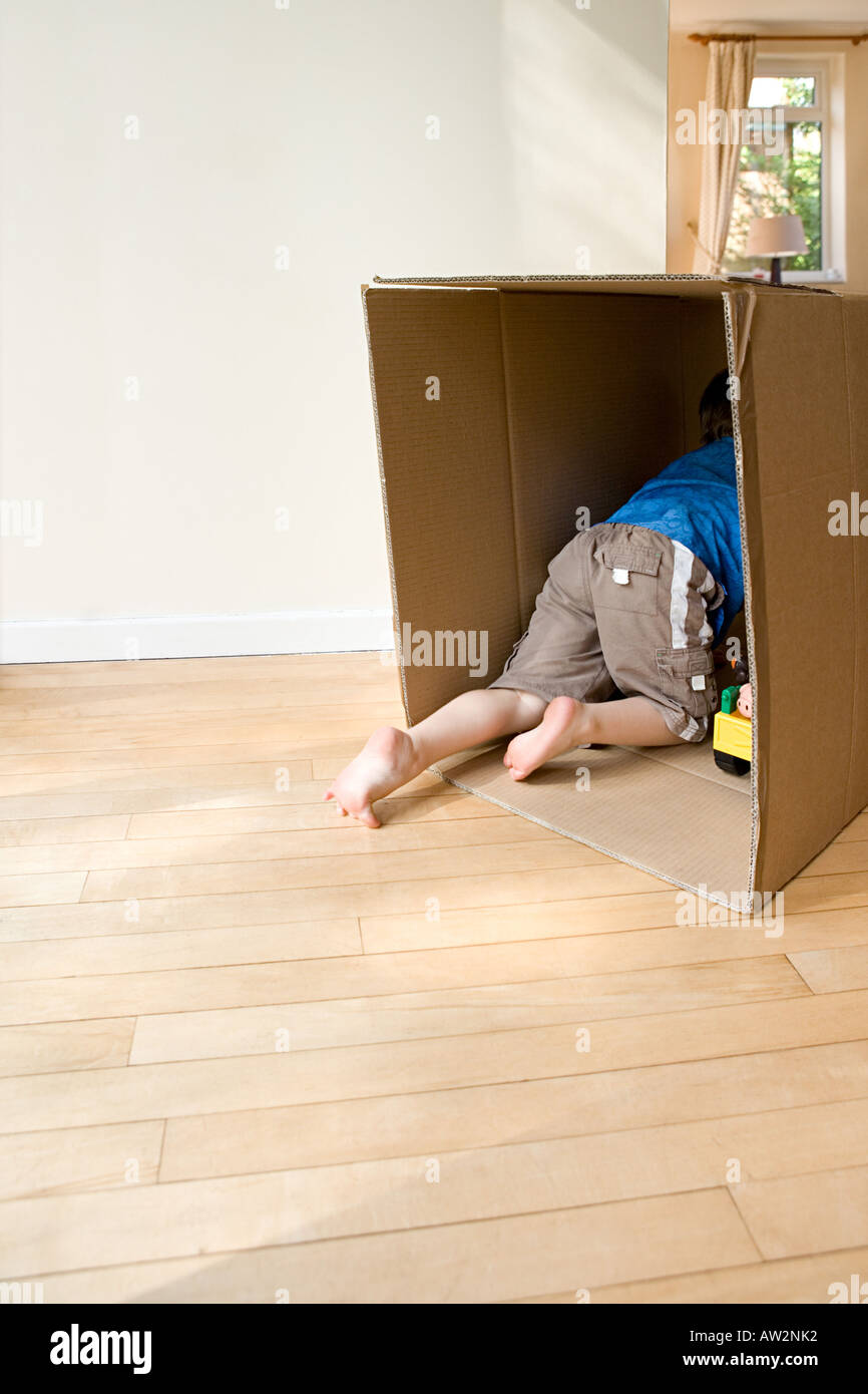 Мальчик в коробке 2009. Мальчик в коробке. Мальчик в картонной коробке. Коробка в коробке для мальчиков. Мальчик в коробке фото.