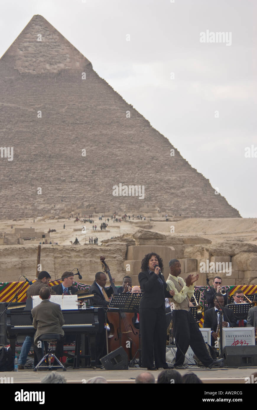 Smithsonian Jazz Masterworks Orchestra with Delores-King Williams, singer, and Chester Whitmore, at the Pyramids, Cairo, Egypt Stock Photo