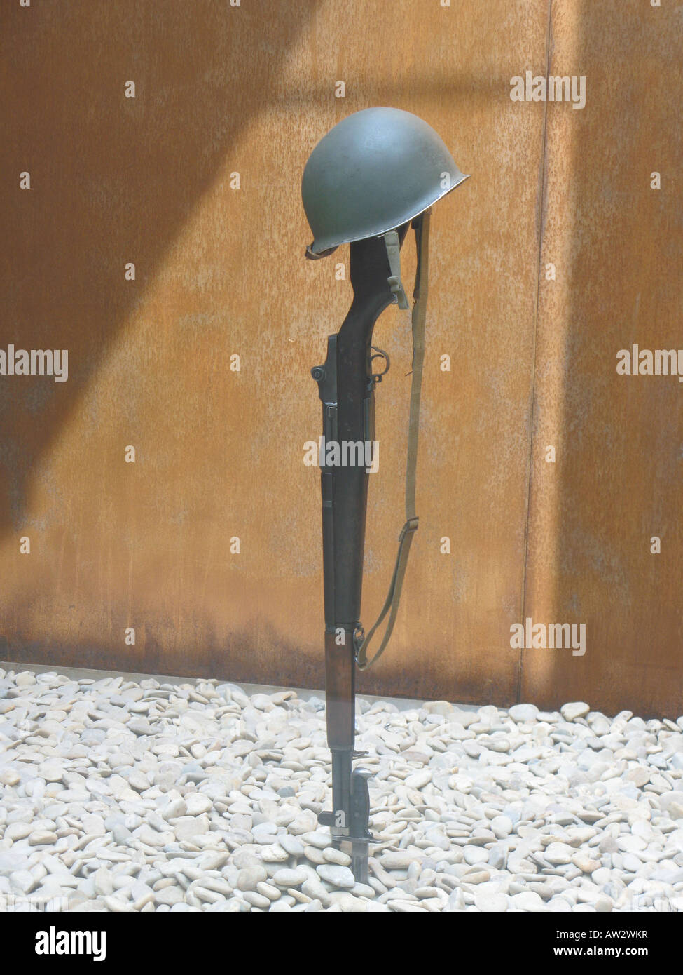 WW2 Garand rifle and M-1 helmet mark resting place for fallen comrade in arms d-day anniversary Stock Photo