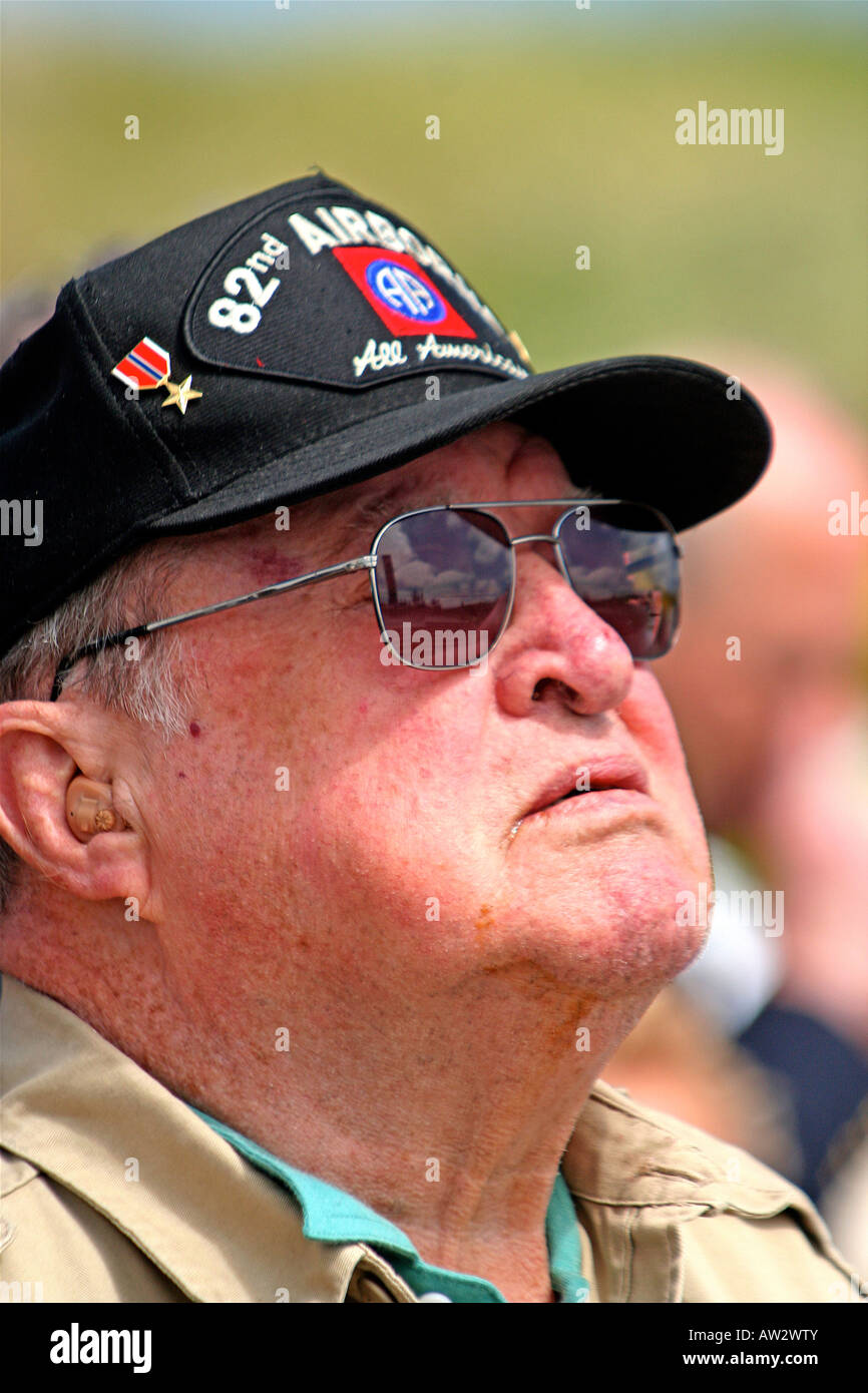 American WW2 82nd All American Airborne veteran pays respects to fallen comrades 60th anniversary 6th June 2004 Utah Beach Stock Photo