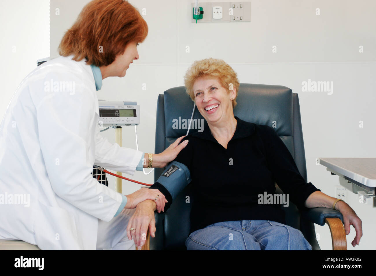 patient and nurse exchange a laugh Stock Photo Alamy