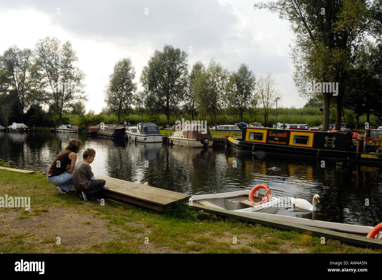 Mother and son watching swan, Papermill Lock. Little Baddow Stock Photo