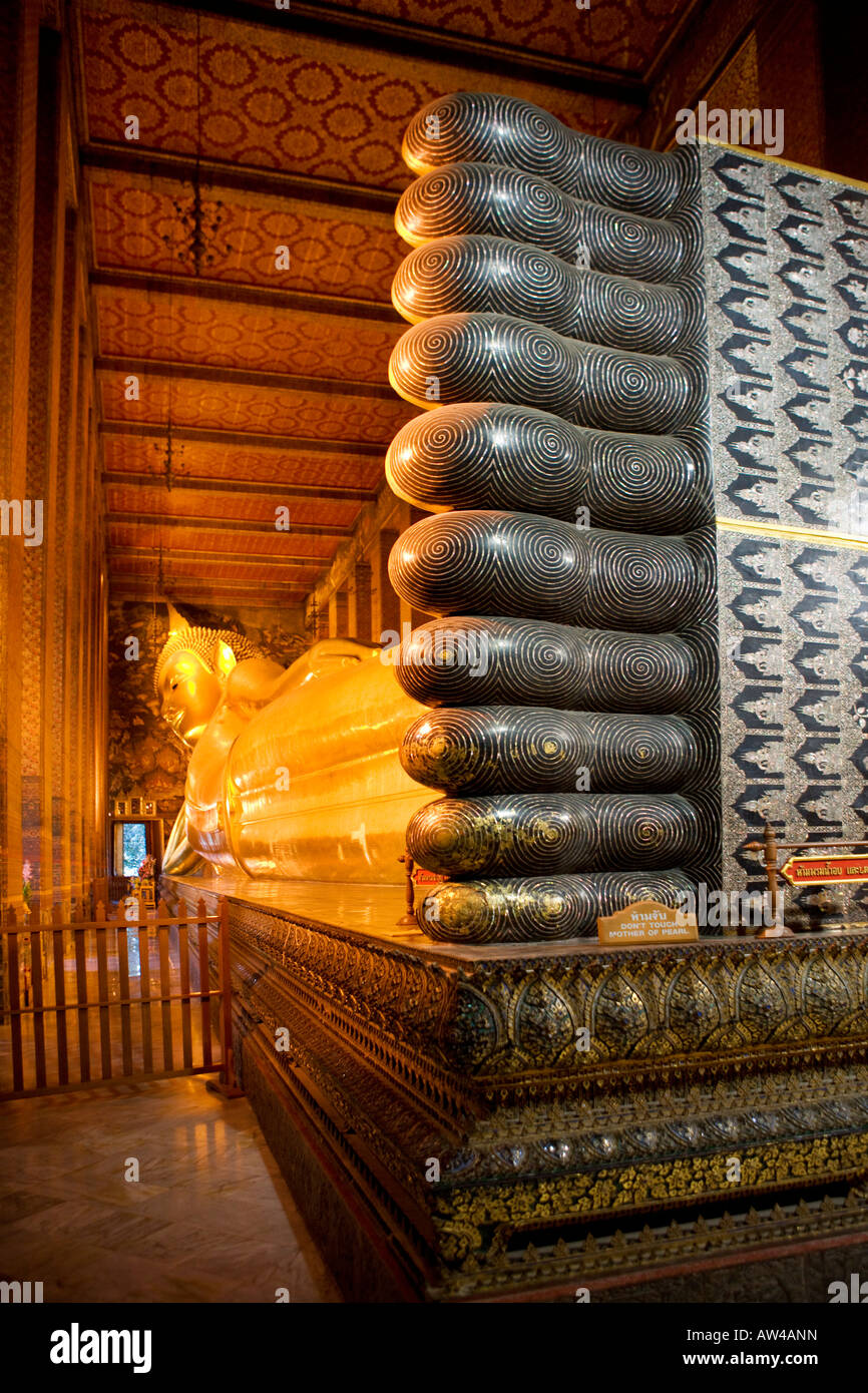 the reclining buddha in wat pho temple bangkok thailand Stock Photo - Alamy