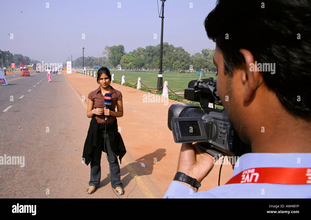 tv crew preparing to cover marathon delhi india Stock Photo