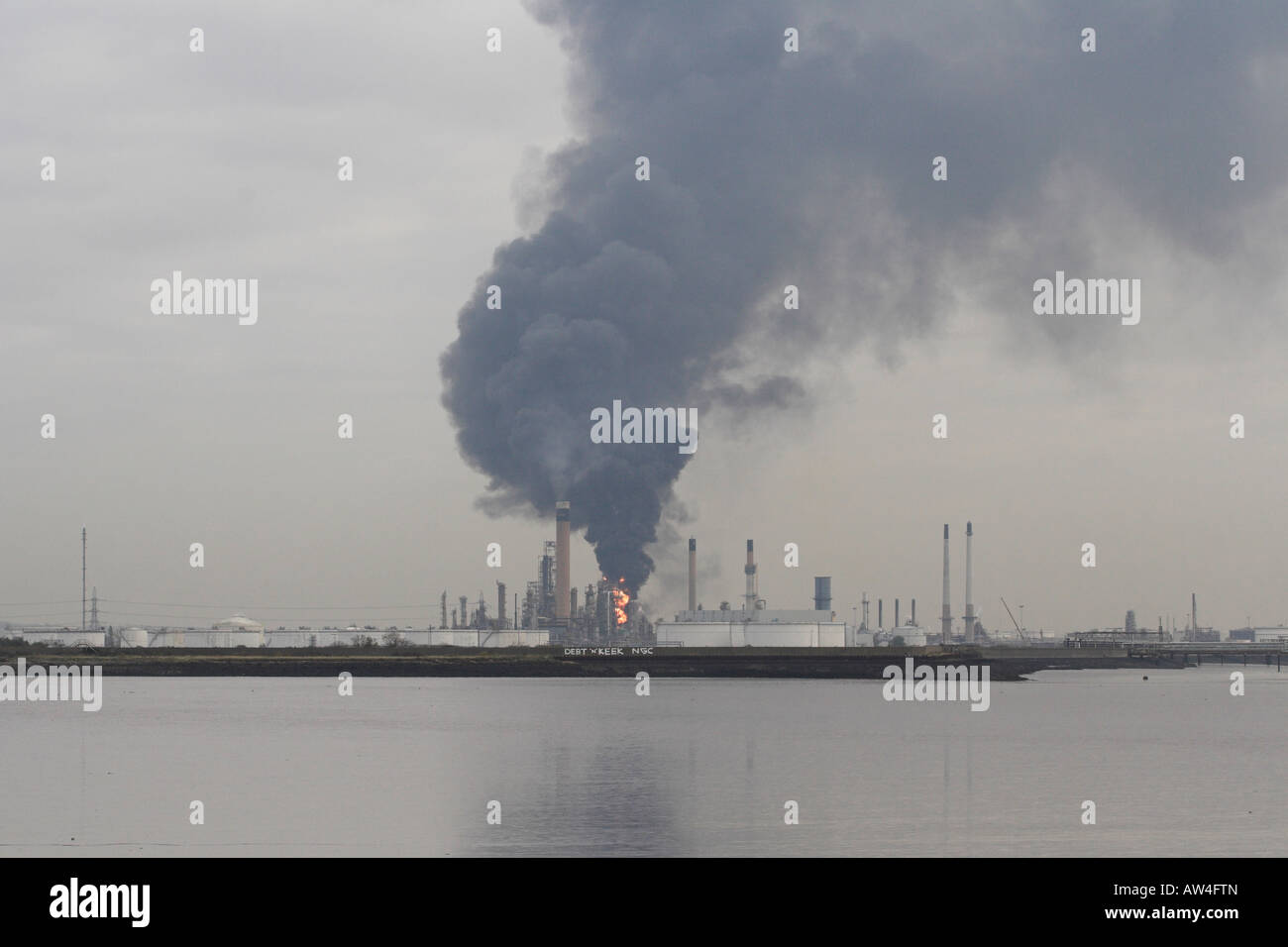 Coryton oil refinery on fire 2007 Stock Photo - Alamy