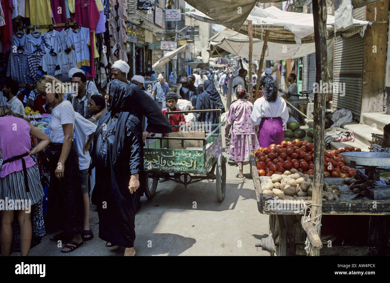 A busy shopping street near the market in Luxor Egypt Stock Photo - Alamy