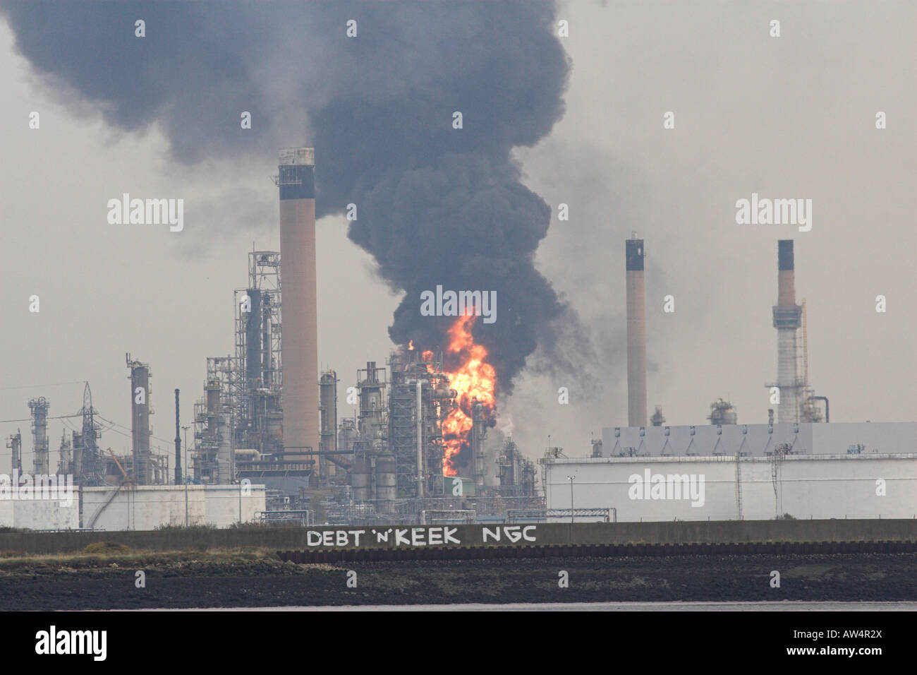 Coryton oil refinery on fire 2007 Stock Photo - Alamy