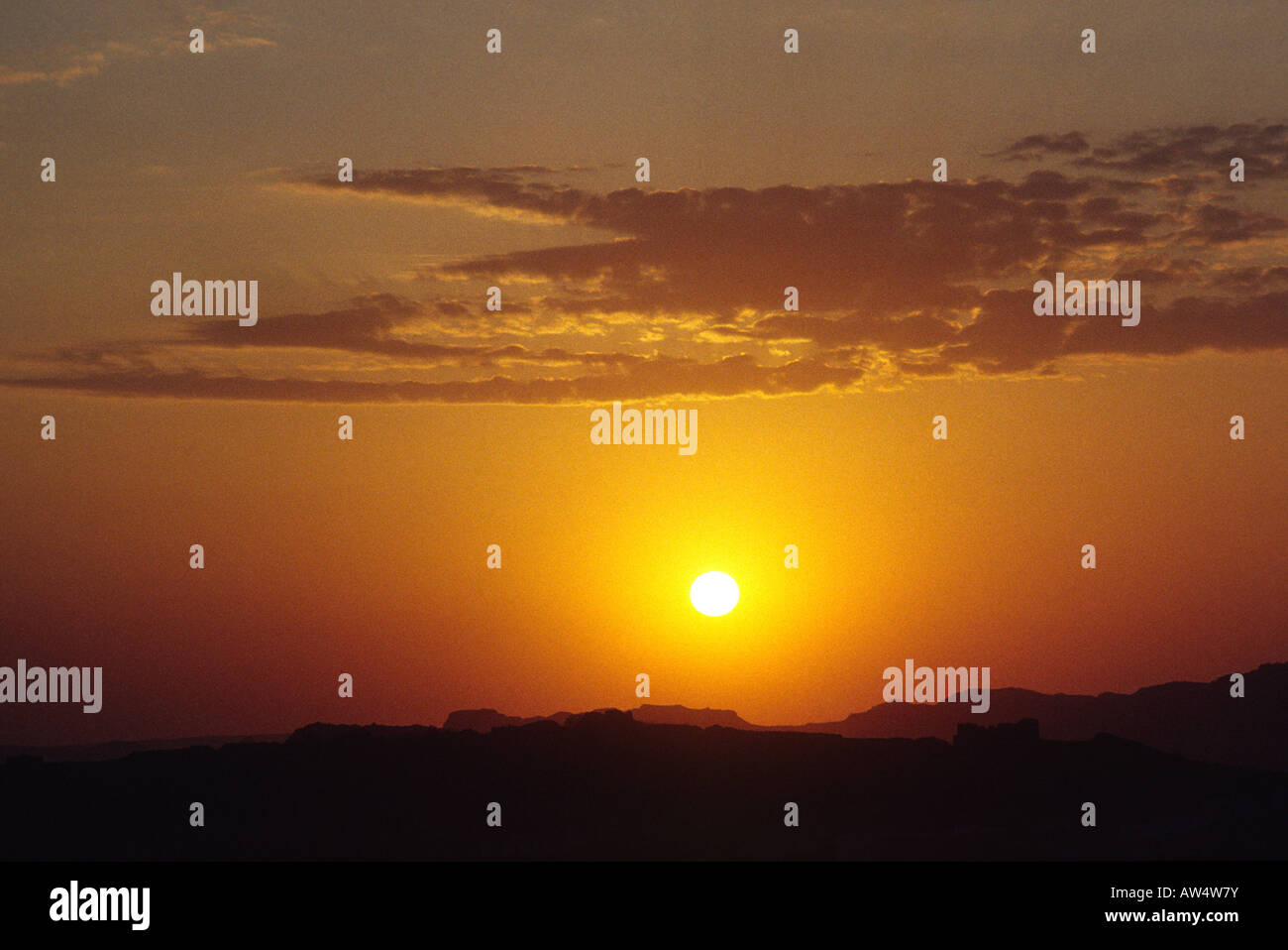 India setting hi-res stock photography and images - Alamy