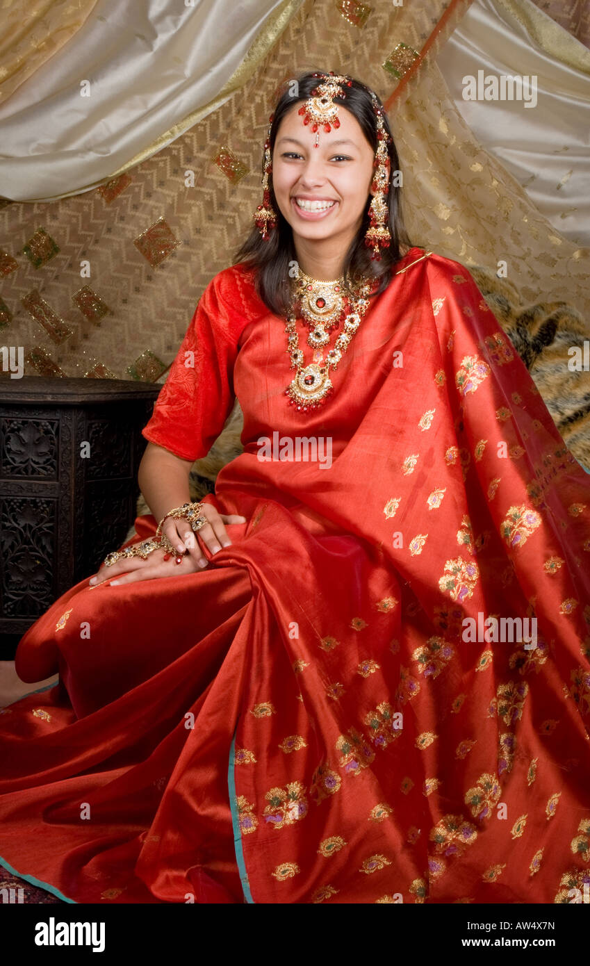 Nora Fatehi's ethnic elegance shines bright in traditional Banarasi silk  saree | Fashion Trends - Hindustan Times