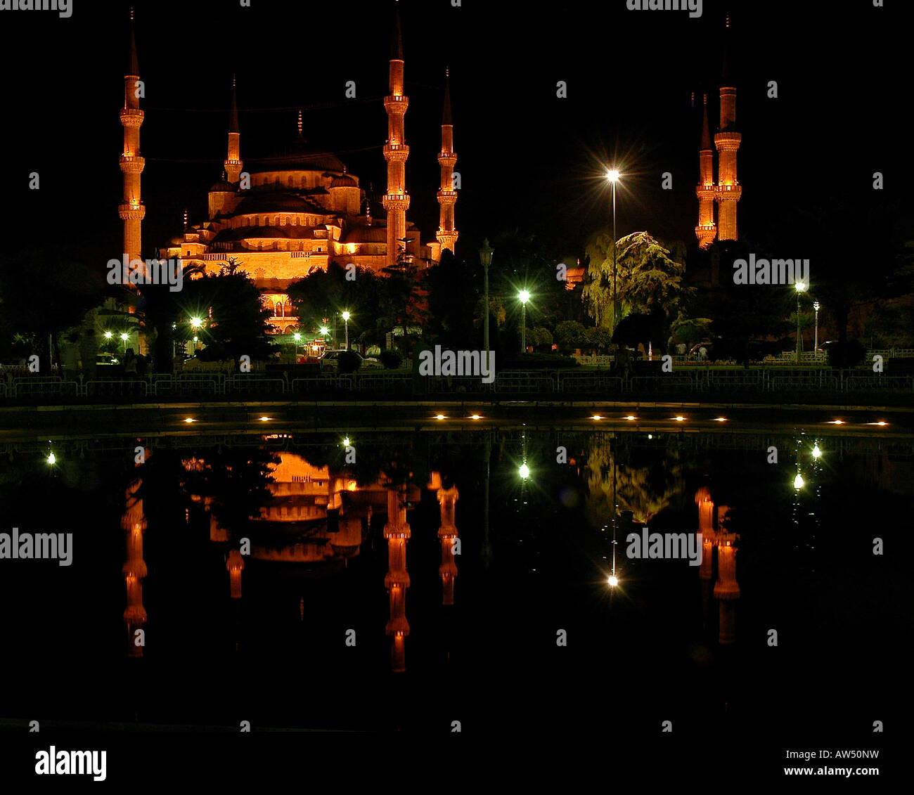 Blue Mosque at night with fountain reflection Stock Photo - Alamy