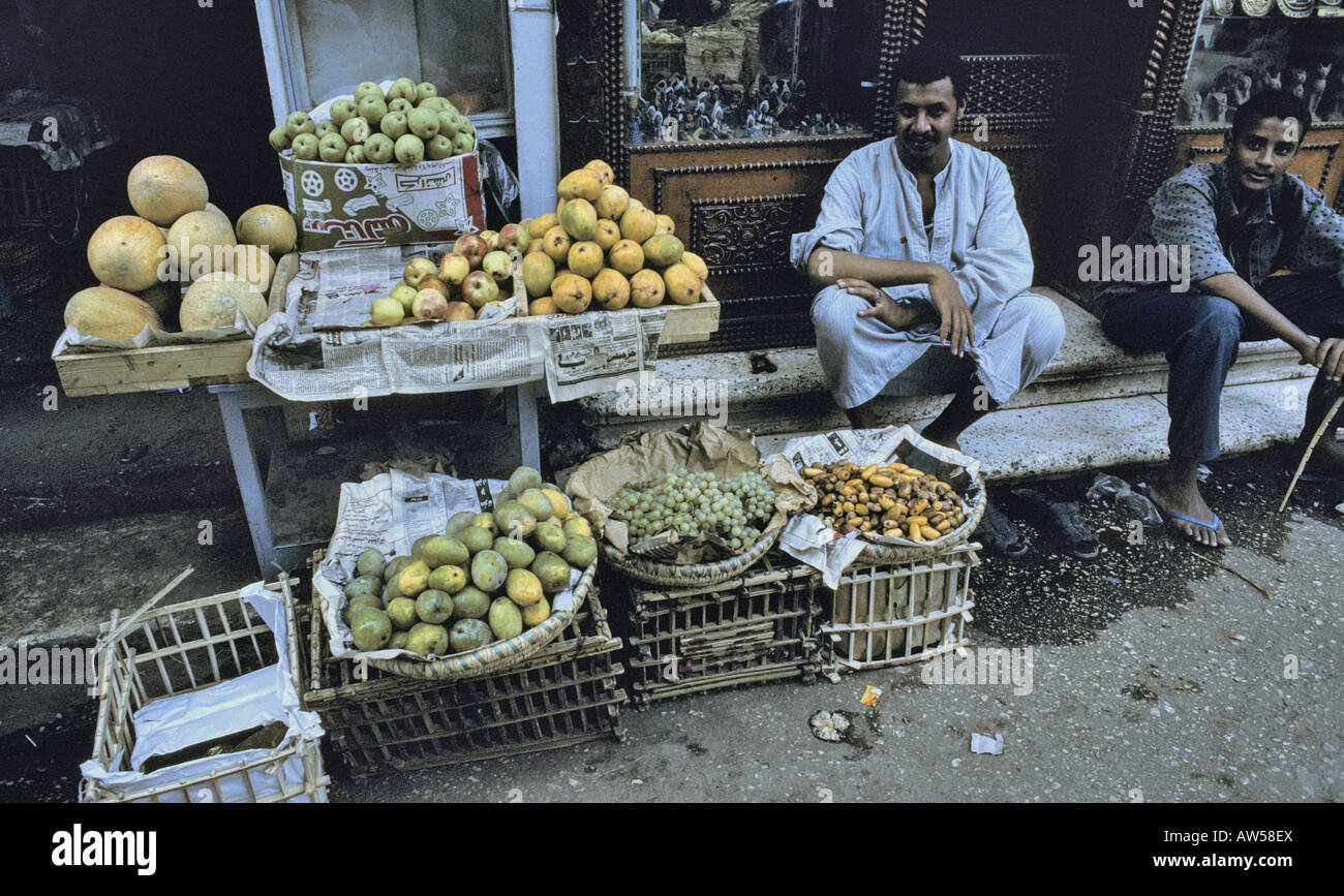 Egyptian market trader luxor egypt hi-res stock photography and images ...
