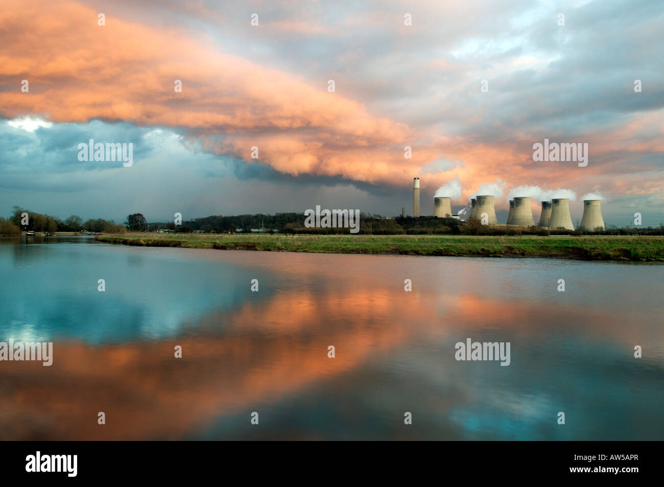 Power station cooling river trent hi-res stock photography and images ...