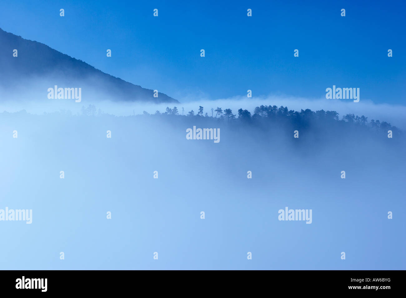 Fog silhouette mountain sky hi-res stock photography and images - Alamy