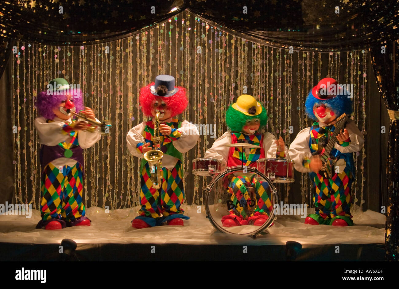 puppet-clown-band-playing-music-AW6XDH.jpg