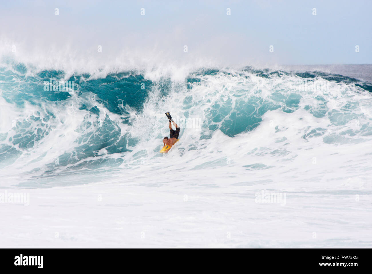 SURFING THE CHAMPIONSHIP "PIPELINE" AT HALE'IWA BEACH ON NORTH SHORE