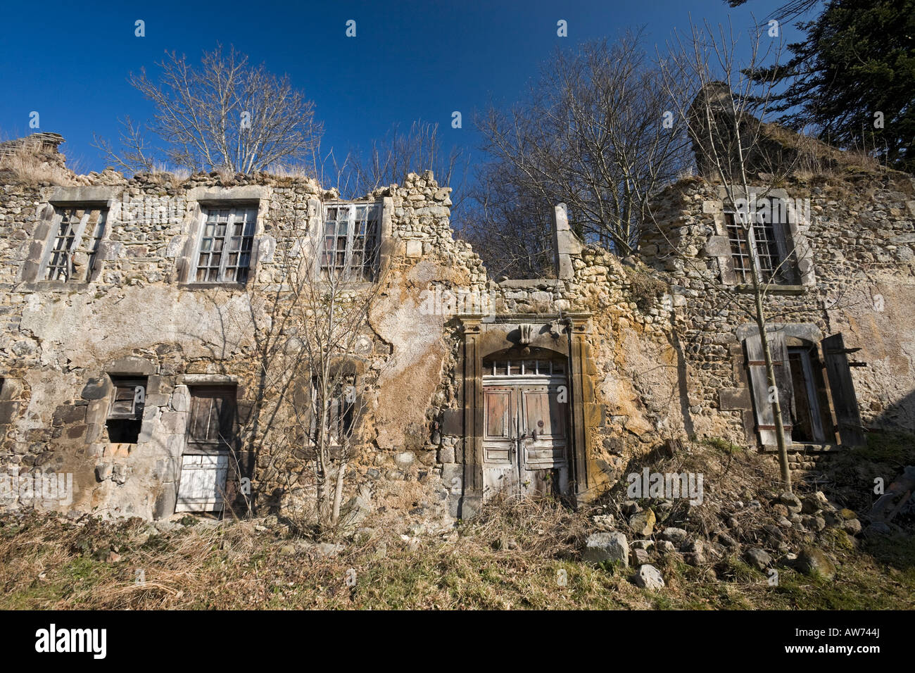 A ruined house in Orcival (Puy de DÃ´me - France). Maison en ruine Ã 
