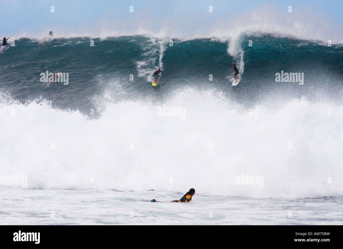 SURFING THE CHAMPIONSHIP "PIPELINE" AT WAIMEA BEACH ON NORTH SHORE