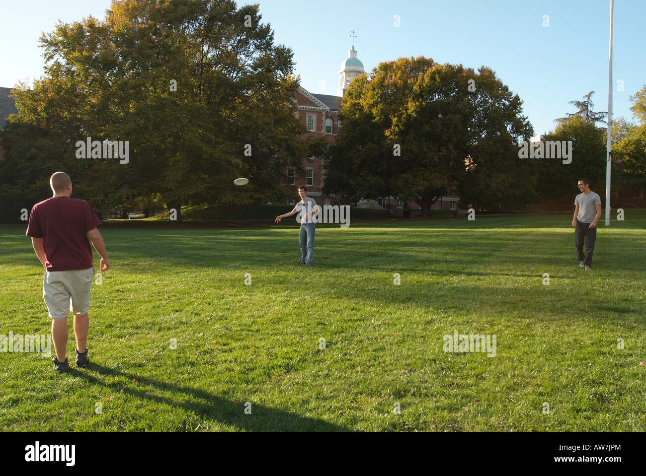 USA Chestertown Students play frisbee on a lawn at Washington College Stock Photo