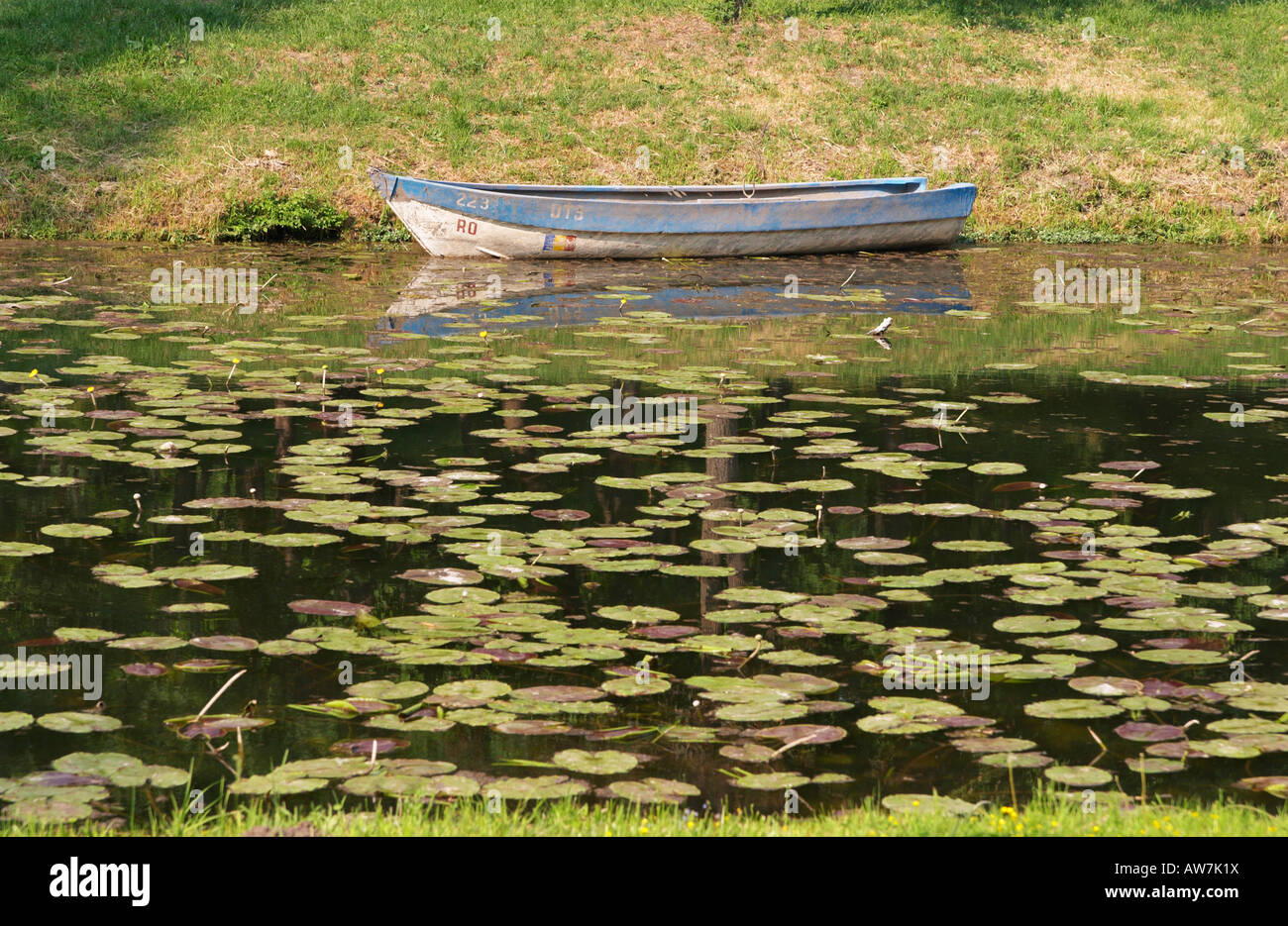 Old wood boat abandoned on the lake Stock Photo - Alamy