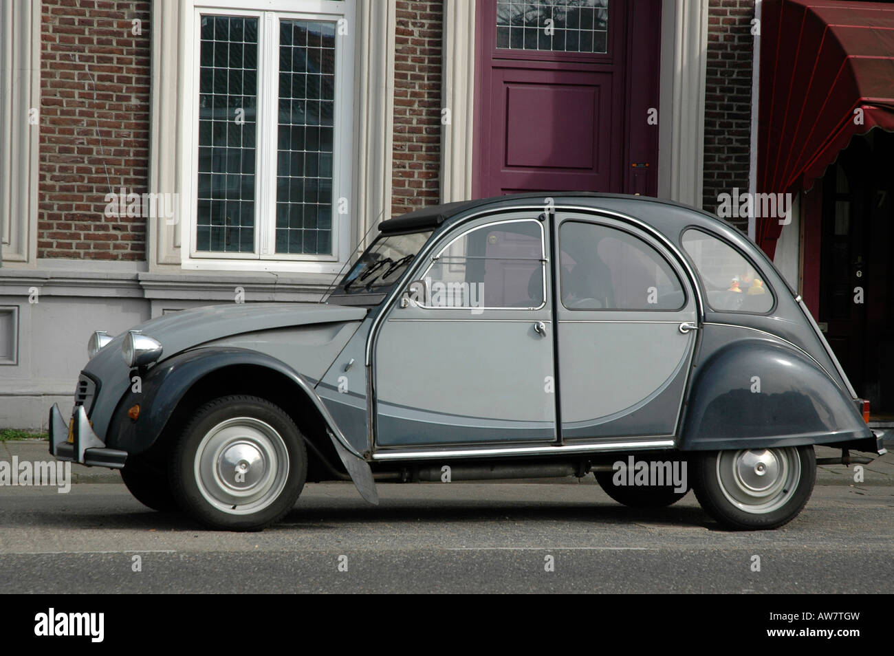 citroen 2cv (deux chevaux) in attractive dark and light grey colour scheme  parked by the roadside Stock Photo - Alamy