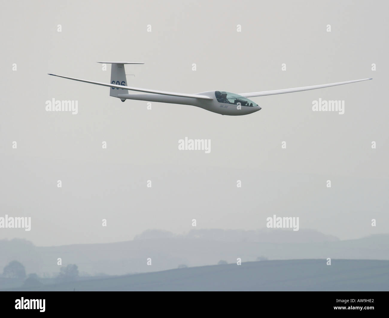 A modern high performance glider soaring in ridge lift Stock Photo Alamy